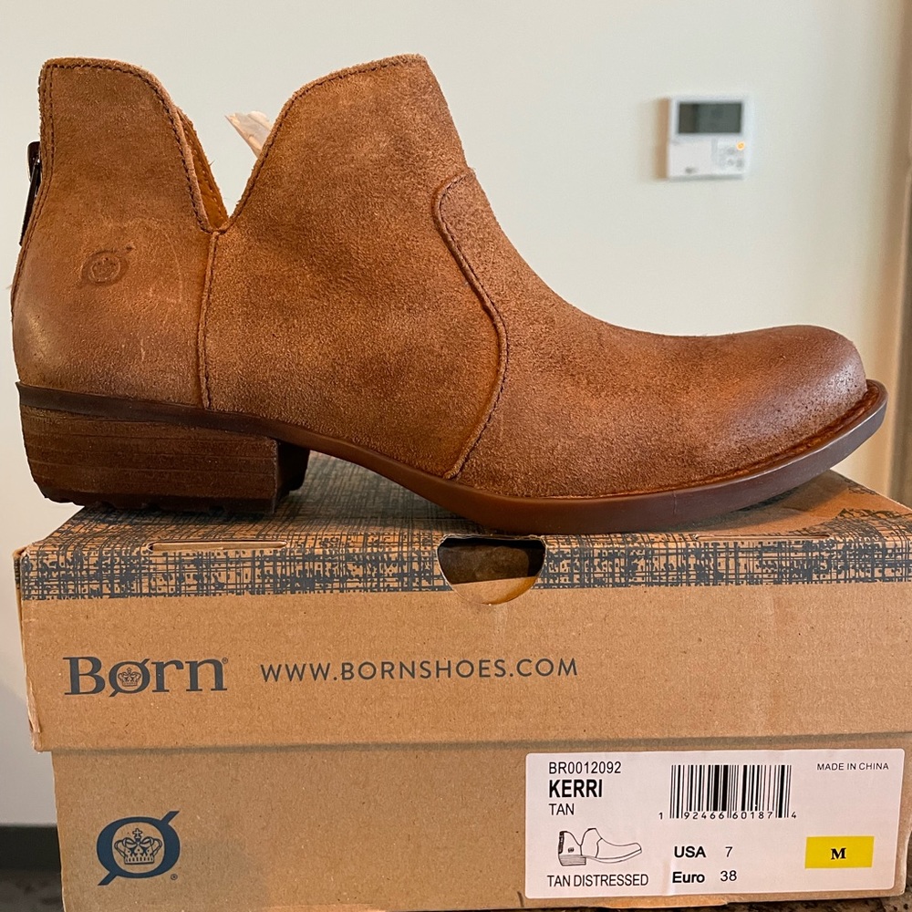 Women’s Born booties. Size 7.